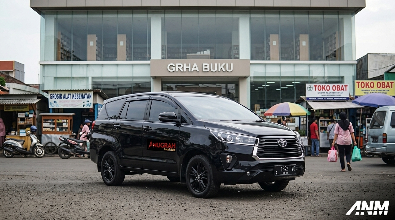 sewa mobil harian Matraman interior Innova Reborn